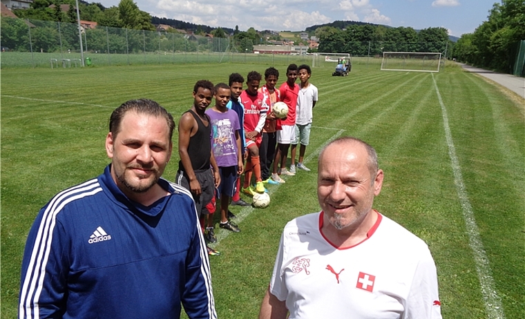 Während der Rasen hergerichtet wird: Dario Stuto (l.) und Fabrice Oehrli mit ihren Schützlingen auf dem Juniorenplatz des SV Auenstein/Picchi. Foto: Ruedi Burkart