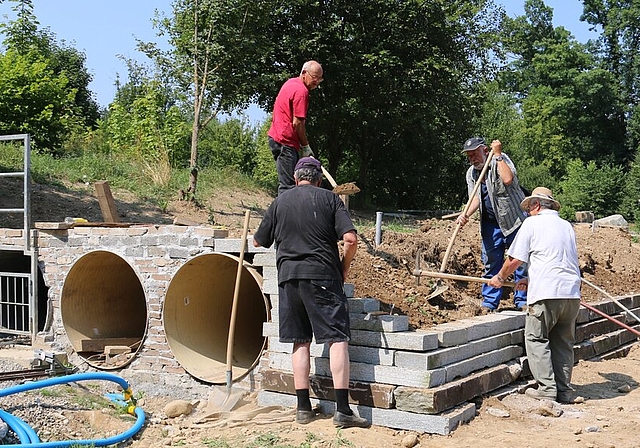 <em>Sie nehmen die Schaufeln selbst in die Hand:</em> Aktivmitglieder des Vereins Gartenbahn Staufen. Foto: Melanie Solloso