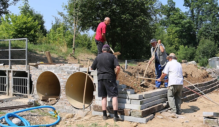 <em>Sie nehmen die Schaufeln selbst in die Hand:</em> Aktivmitglieder des Vereins Gartenbahn Staufen. Foto: Melanie Solloso