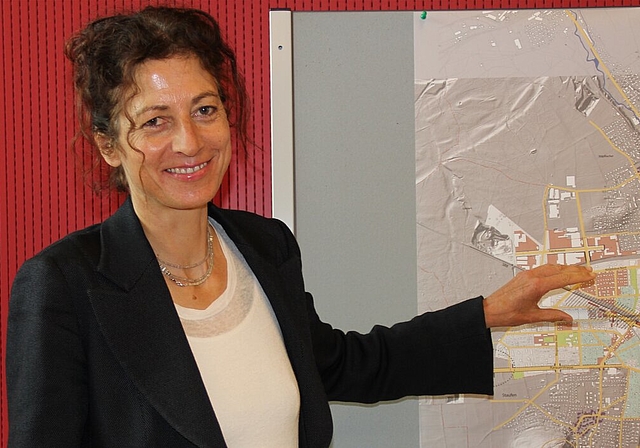 <em>Im Dialog mit der Bevölkerung:</em> Stadtplanerin Helen Bisang erläutert Bestandteile der Ortsplanungsrevision. Foto: Alfred Gassmann