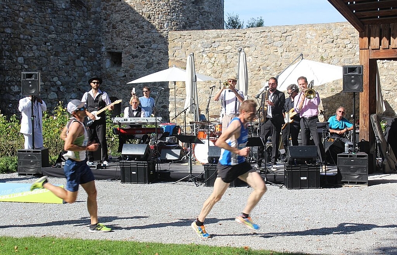 <em>Musikalischer Ansporn: </em>Die Aargauer Band Unique spielte im Schlosshof. Foto: ast
