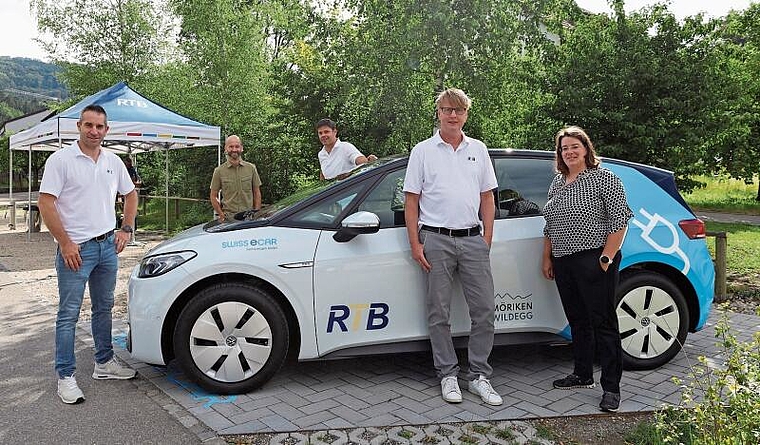 Waren am Infoanlass zugegen: Timon Knechtli, Mitarbeiter RTB, Stefan Säuberli, Gemeinderat Möriken-Wildegg, Arian Rohs, Mitarbeiter Swiss E-Car, Laszlo Körtvelyesi, Geschäftsführer RTB, und Jeanine Glarner, Frau Gemeindeammann Möriken-Wildegg. 