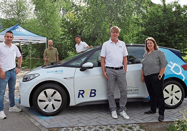 Waren am Infoanlass zugegen: Timon Knechtli, Mitarbeiter RTB, Stefan Säuberli, Gemeinderat Möriken-Wildegg, Arian Rohs, Mitarbeiter Swiss E-Car, Laszlo Körtvelyesi, Geschäftsführer RTB, und Jeanine Glarner, Frau Gemeindeammann Möriken-Wildegg. 