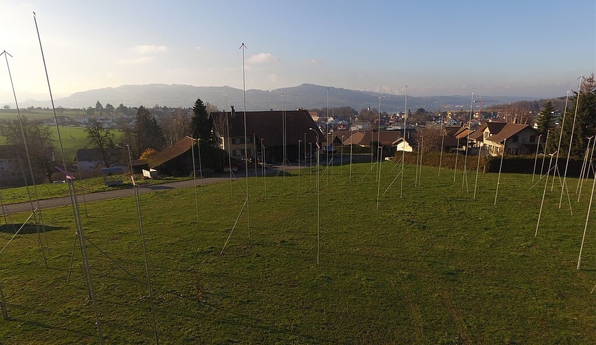 <em>Dichter Stangenwald:</em> Drohnenaufnahme der Profilierung für die Überbauung Hohliebi in Fahrwangen mit 24 Einfamilienhäusern.Fotos: zvg
