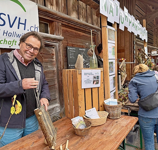 Arno Stöckli vom LSVH bereitet Webrahmen für den Naturparcours vor.Foto: VSc Arno Stöckli vom LSVH bereitet Webrahmen für den Naturparcours vor.Foto: VSc