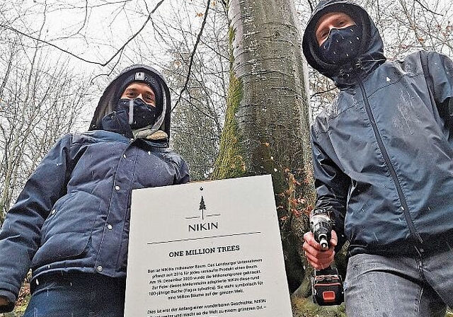 Erinnerungstafel selbst montiert: Die beiden Nikin-Gründer Nicholas Hänny und Robin Gnehm vor dem symbolischen millionsten Nikin-Baum am Lenzburger Fünfweiher. Foto: Fritz Thut