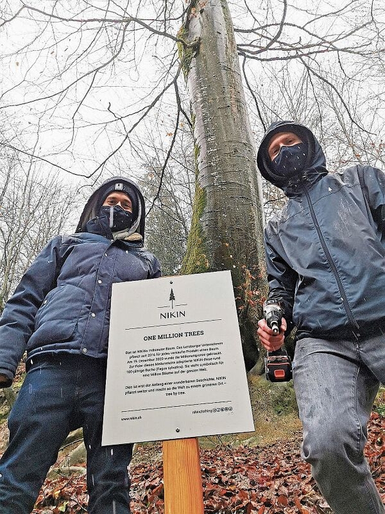 Erinnerungstafel selbst montiert: Die beiden Nikin-Gründer Nicholas Hänny und Robin Gnehm vor dem symbolischen millionsten Nikin-Baum am Lenzburger Fünfweiher. Foto: Fritz Thut