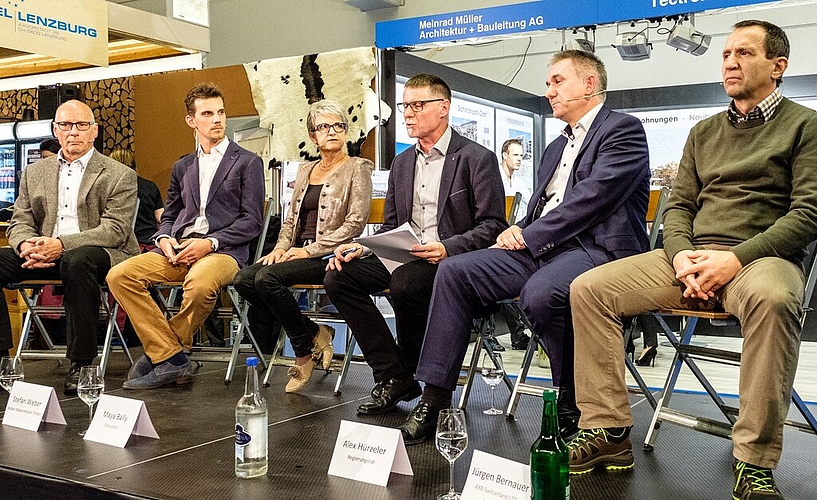Vertreter aus Politik und Gewerbe im Diskurs: (v.l.) Martin Stücheli, Stadtrat Lenzburg, Stefan Weber, Malermeister in Lenzburg, Maya Bally, Grossrätin Hendschiken, Moderator Jörg Kyburz, Regierungsrat Alex Hürzeler und Jürgen Bernauer, Managing Director ABB Switzerland LTD, Lenzburg. Foto: Peter Siegrist

