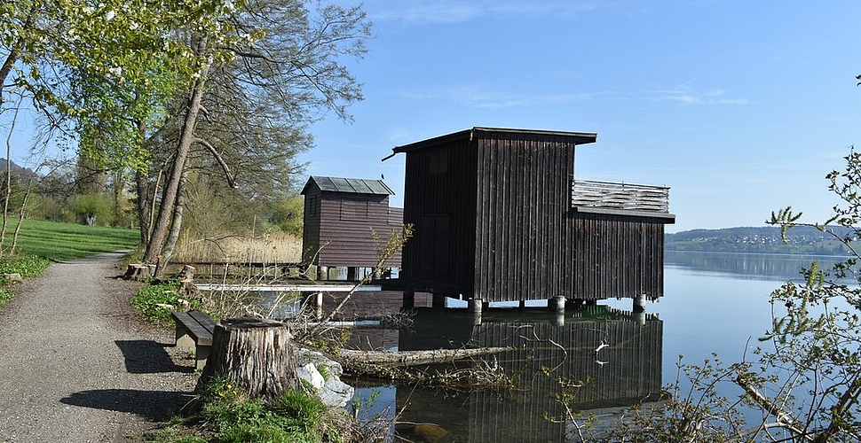 <em>Werden schon bald wieder fleissig von Seefreunden besucht:</em> Verschiedene Bootshäuser am Hallwilersee. Fotos: Larissa Hunziker
