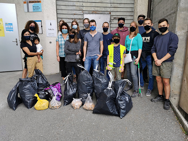Abfall gesammelt: Die Nikin-Community am Clean-up-Day mit Ausbeute. Foto: Fritz Thut