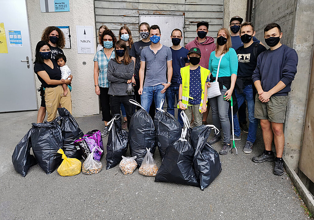 Abfall gesammelt: Die Nikin-Community am Clean-up-Day mit Ausbeute. Foto: Fritz Thut
