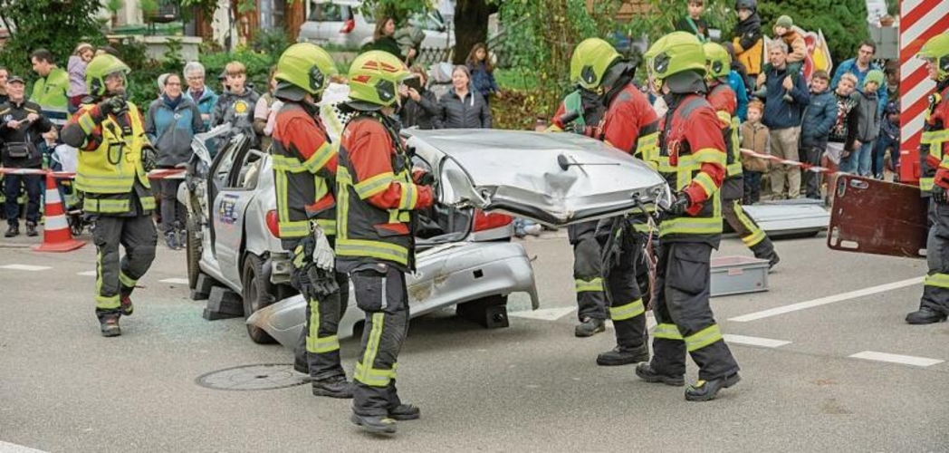 Bis eine Person gerettet werden kann, muss erst das halbe Auto zerlegt werden. Foto: Peter Winkelmann