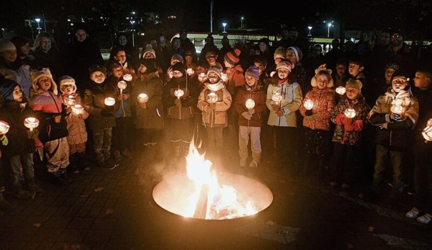 Nach dem Umzug versammelten sich alle auf dem Schulhausplatz um das Feuer und sangen Lieder.Foto: Andreas Walker