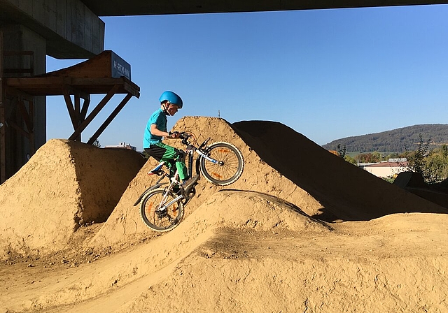 <em>Ein Angebot des Ferienpasses Lenzburg:</em> Dirt-Bike-Kurs im Hammerpark. Foto: zvg