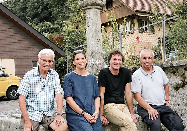 Alt Gemeinderat Gallus Zahno mit Sabina Tschachtli, Julien Gründisch und Gemeindeammann Patrick Braun am Affenbrunnen. Foto: Romi Schmid