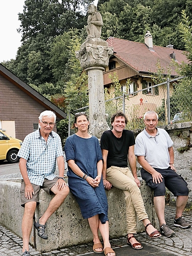 Alt Gemeinderat Gallus Zahno mit Sabina Tschachtli, Julien Gründisch und Gemeindeammann Patrick Braun am Affenbrunnen. Foto: Romi Schmid