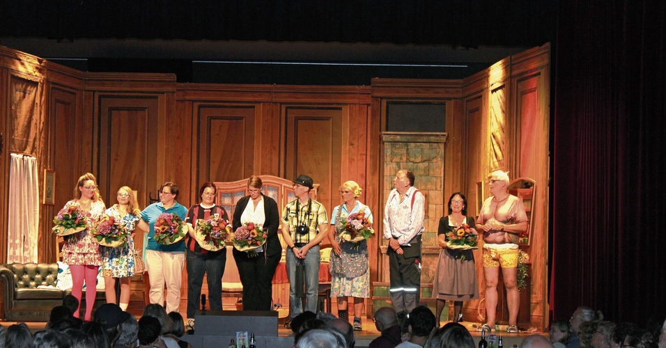 Grossen Applaus erhielten die Schauspielerinnen und Schauspieler beim Schlussbild.Foto: Alexander Studer