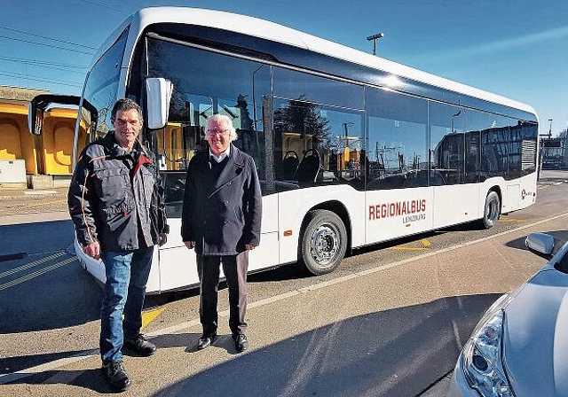 Zufrieden mit dem ersten Elektrobus im Linienbetrieb: Technikleiter Ruedi Willi und Geschäftsführer René Bossard vor dem Mercedes-Benz eCitaro auf dem Bahnhofhofplatz. Foto: Fritz Thut