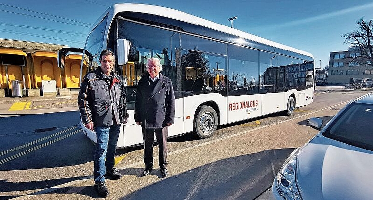 Zufrieden mit dem ersten Elektrobus im Linienbetrieb: Technikleiter Ruedi Willi und Geschäftsführer René Bossard vor dem Mercedes-Benz eCitaro auf dem Bahnhofhofplatz. Foto: Fritz Thut