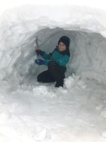 Eingeschneit und schulfrei: Lionel freuts, voller Eifer zimmert er sich mit Hilfe der Eltern einen Iglu.
