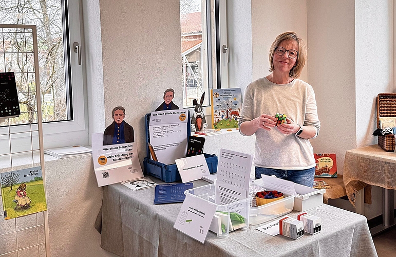 Monique Cecuta freut sich über das Interesse an der Ausstellung zur Brailleschrift.Foto: VSc 