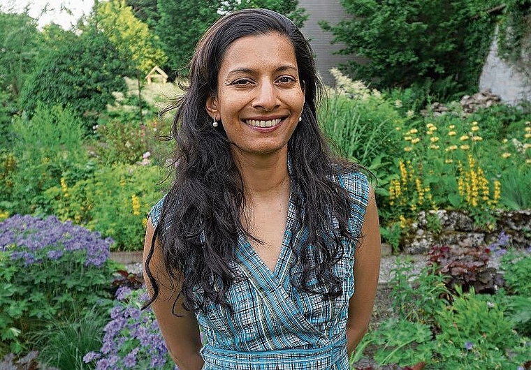 «Fühle mich sehr willkommen in Lenzburg»: Die Schriftstellerin und Residenzgast Priya Basil im Garten des Müllerhauses. Foto: zvg