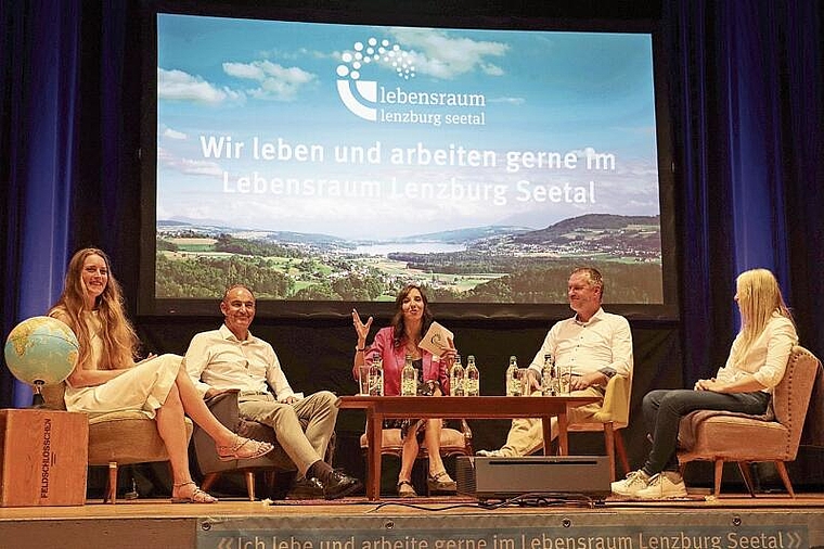 Region im Zentrum: Podium am «Forum Wirtschaft trifft Politik» mit Katja Früh (Gemeindeammann Staufen), Felix Suhner («Seerose» Meisterschwanden), Moderatorin Anne-Käthi Kremer, Eli Wengenmaier («Eichberg» Seengen) und Regionalplanerin Lidia 