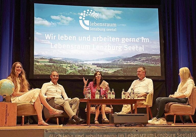 Region im Zentrum: Podium am «Forum Wirtschaft trifft Politik» mit Katja Früh (Gemeindeammann Staufen), Felix Suhner («Seerose» Meisterschwanden), Moderatorin Anne-Käthi Kremer, Eli Wengenmaier («Eichberg» Seengen) und Regionalplanerin Lidia 