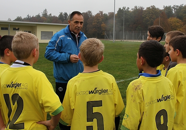 Theo Fricker bespricht das Spiel mit seinen Junioren.