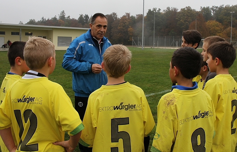 Theo Fricker bespricht das Spiel mit seinen Junioren. Theo Fricker bespricht das Spiel mit seinen Junioren.