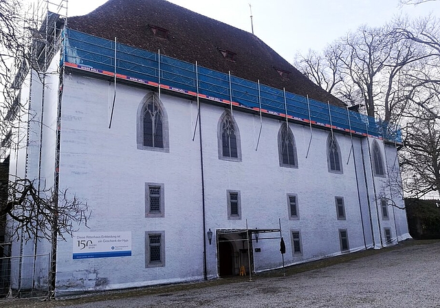 Fassade verdeckt Fassade: Das Gerüst des zu sanierenden Ritterhauses auf Schloss Lenzburg ist diese Saison abgedeckt von einer riesigen Foto. Foto: Fritz Thut