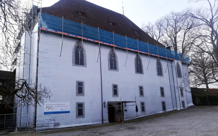 Fassade verdeckt Fassade: Das Gerüst des zu sanierenden Ritterhauses auf Schloss Lenzburg ist diese Saison abgedeckt von einer riesigen Foto. Foto: Fritz Thut