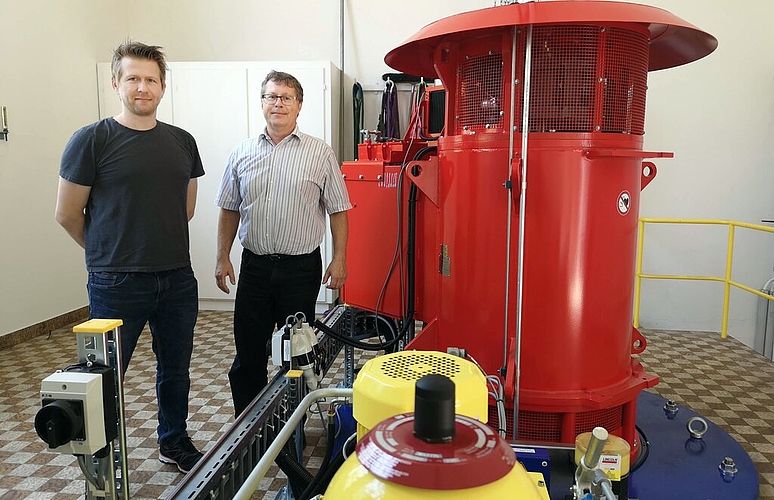 <em>Verwandelt Aabachwasser in elektrischen Strom:</em> Die neue Wasserturbine bei der Messer Schweiz AG mit Produktionsleiter Christian Zbinden und Kommunikationsleiter Reiner Knittel. Fotos: Fritz Thut
