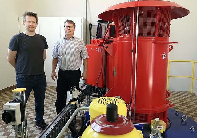 <em>Verwandelt Aabachwasser in elektrischen Strom:</em> Die neue Wasserturbine bei der Messer Schweiz AG mit Produktionsleiter Christian Zbinden und Kommunikationsleiter Reiner Knittel. Fotos: Fritz Thut
