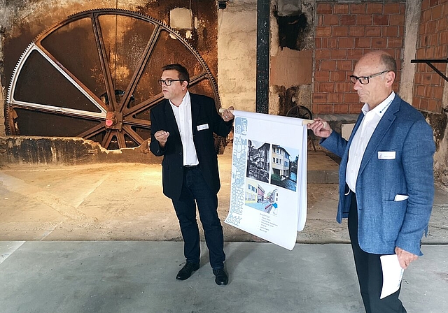 <em>Pflege der Zeitzeugen der Industriegeschichte:</em> Zur Eröffnung des Projekts #ZeitsprungIndustrie präsentierten Architekt André Meier und Stadtrat Martin Stücheli in der Bleiche das Projekt zur Reaktivierung des Wasserrads (im Hintergrund d