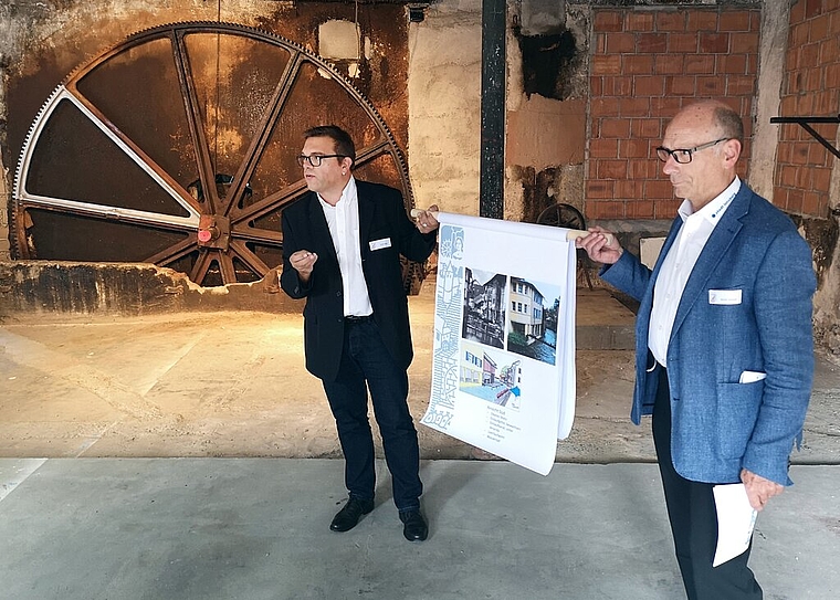 <em>Pflege der Zeitzeugen der Industriegeschichte:</em> Zur Eröffnung des Projekts #ZeitsprungIndustrie präsentierten Architekt André Meier und Stadtrat Martin Stücheli in der Bleiche das Projekt zur Reaktivierung des Wasserrads (im Hintergrund d