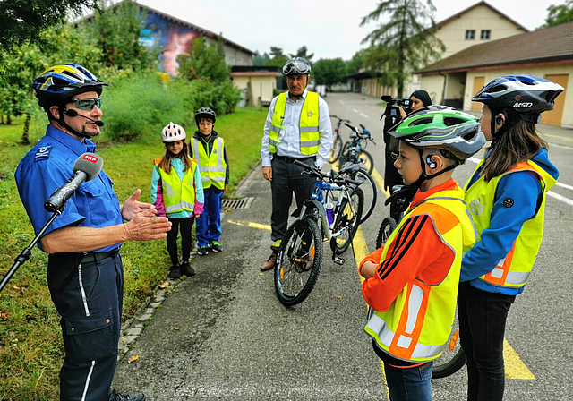 Übungsbesprechung: Verkehrsinstruktor Stephan Roth mit Niederlenzer Kindern und Bildungsdirektor Alex Hürzeler. Foto: Fritz Thut
