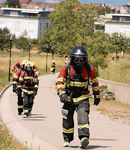 Die Feuerwehrleute meisterten den Lauf in Vollmontur. 