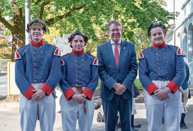 Siegerfoto: Strahlende Gesichter bei den Lenzburger Kranzgewinnern und Albert Rösti.