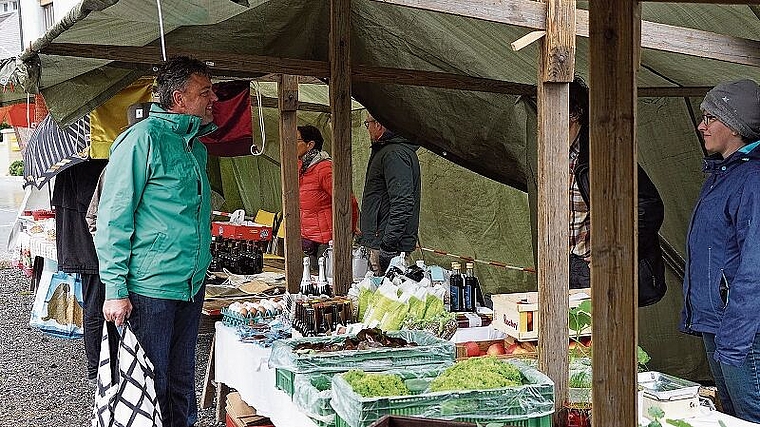 Start zur neuen Saison: Der Dorfmärt auf dem Platz vor dem Birrwiler Gemeindehaus. Foto: zvg