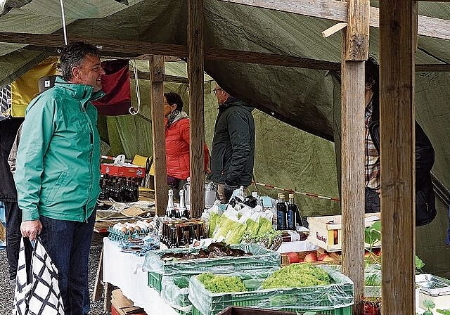 Start zur neuen Saison: Der Dorfmärt auf dem Platz vor dem Birrwiler Gemeindehaus. Foto: zvg