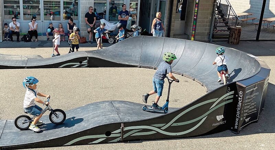 Mit Steilwandkurven: Kinder auf dem geschlossenen Pumptrack-Rundkurs. Foto: Andreas Walker
