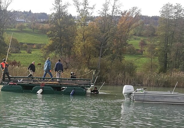 Kies als Schutzschild: Der grüne Spezial-Ponton mit dem Kies wird oberhalb der Pfahlbau-Siedlung positioniert und dann entleert. Foto: Fritz Thut
