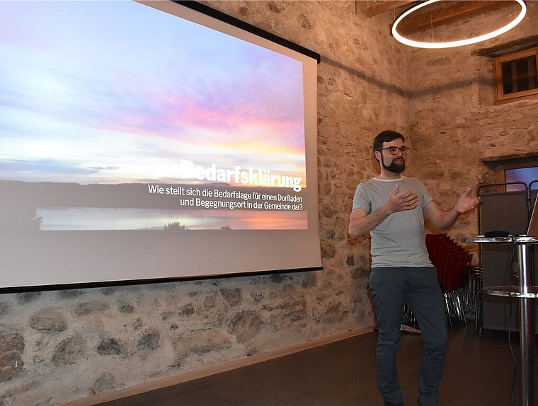 Masterarbeit bestanden: Fabian Birrer präsentiert seine Erkenntnisse an einem zweiten «Schür-Obe». Foto: Larissa Hunziker