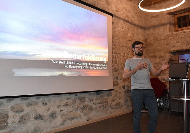 Masterarbeit bestanden: Fabian Birrer präsentiert seine Erkenntnisse an einem zweiten «Schür-Obe». Foto: Larissa Hunziker