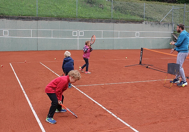 Clubtrainer ist gleichzeitig Covid-19-Beauftragter: Jarda Rossa vom Tennisclub Hallwilersee trainiert mit Junioren. Foto: Alexander Studer