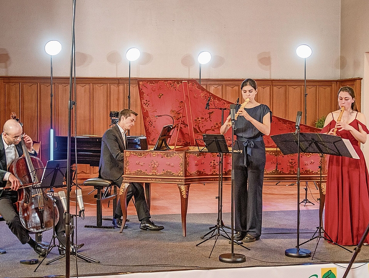 Caroline Klemm und Lisa Steger, begleitet von Vital Julian Frey am Cembalo und Christoph Croisé am Basso Continuo.Foto: Peter Winkelmann 