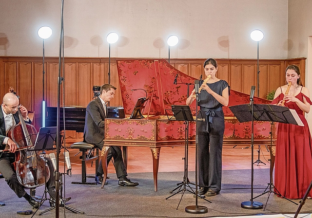 Caroline Klemm und Lisa Steger, begleitet von Vital Julian Frey am Cembalo und Christoph Croisé am Basso Continuo.Foto: Peter Winkelmann 