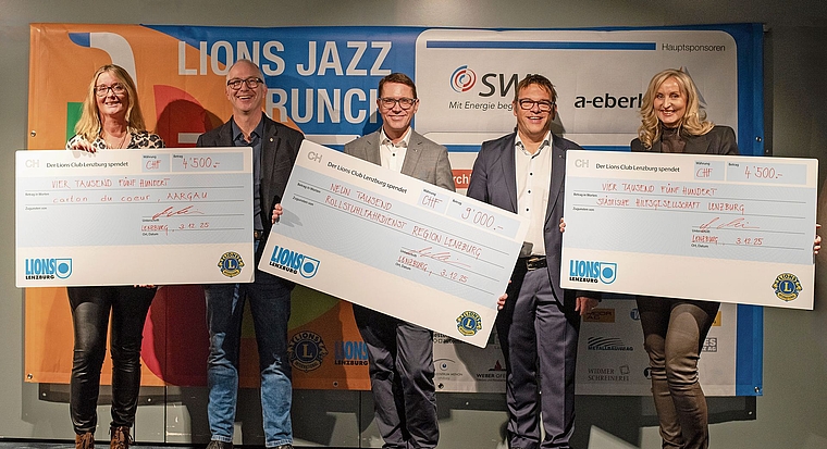 Die Lions Lenzburg, vertreten durch Präsident Reto Frei und Jazz-Brunch-OK-Leiter André Meier, bei der Checkübergabe an Cartons du Cœur (Jacqueline Burkhard), Verein Rollstuhlfahrdienst Region Lenzburg (Dominik Roth) und Städtische Hilfsgesellsc
