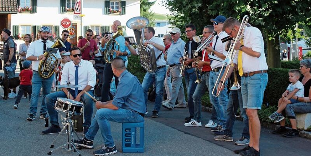 Beste Unterhaltung: Musikalischer Auftritt am Dorffest «850 Johr Sarmi» in Sarmenstorf.Foto: Alexander Studer